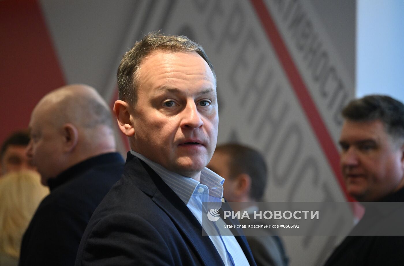 Собрание инициативной группы избирателей по выдвижению В. Путина кандидатом в президенты РФ