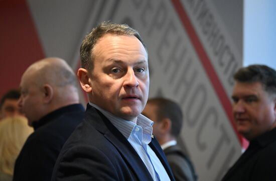 Собрание инициативной группы избирателей по выдвижению В. Путина кандидатом в президенты РФ