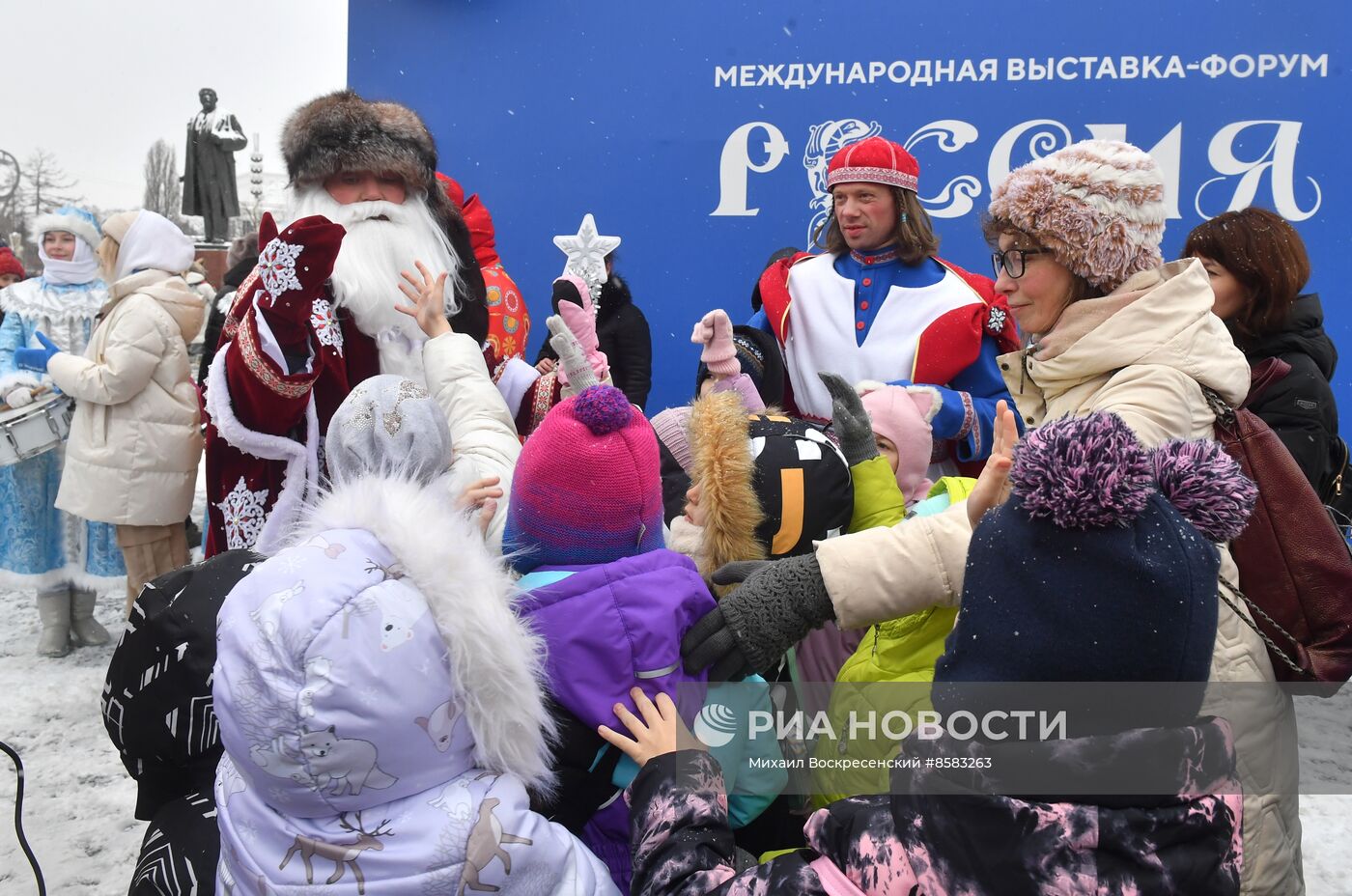 Выставка "Россия". День Деда Мороза: Паккайне и Талви Укко