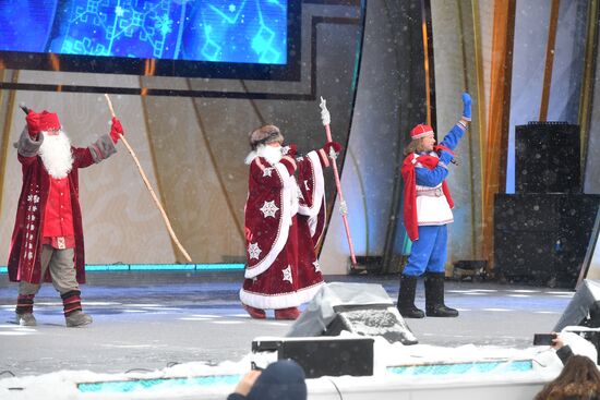 Международная выставка-форум "Россия"
День Деда Мороза: Паккайне и Талви Укко
Место: Россия, Москва. Автор: Михаил Воскресенский/РИА Новости. Выставка "Россия". День Деда Мороза: Паккайне и Талви Укко