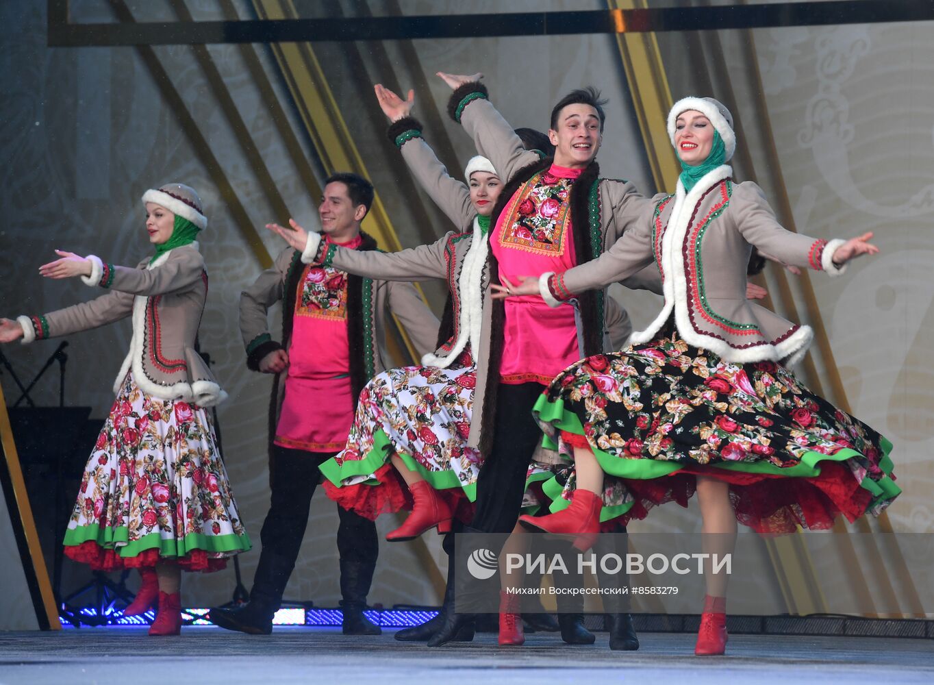 Выставка "Россия". День Деда Мороза: Паккайне и Талви Укко