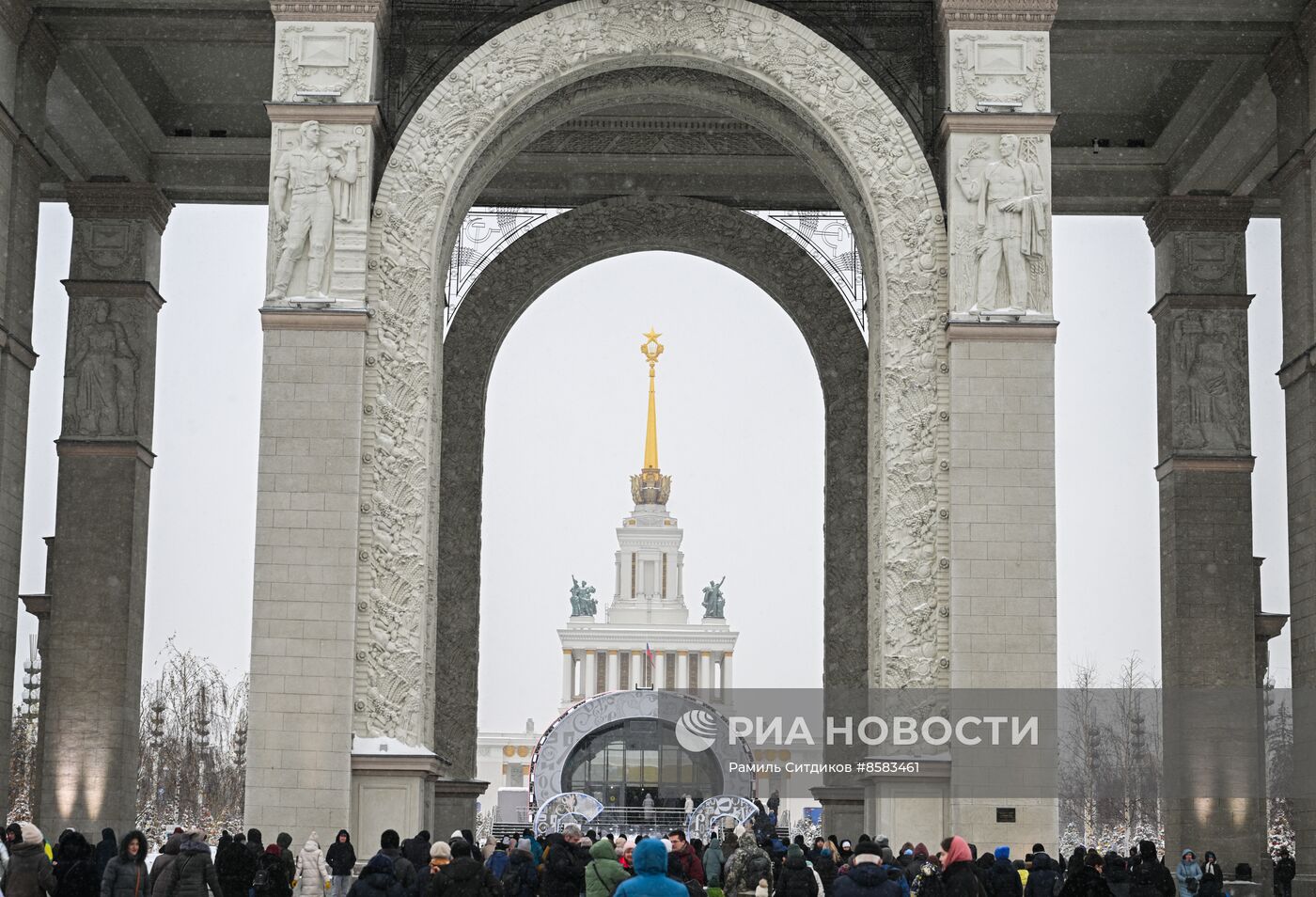 Работа выставки "Россия"