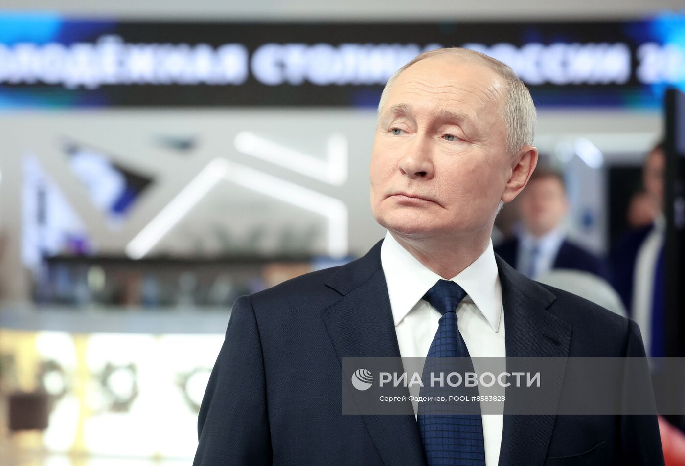 Президент РФ В. Путин посетил международную выставку-форум "Россия"