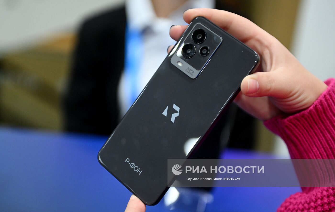 Презентация российского смартфона "Р-ФОН"