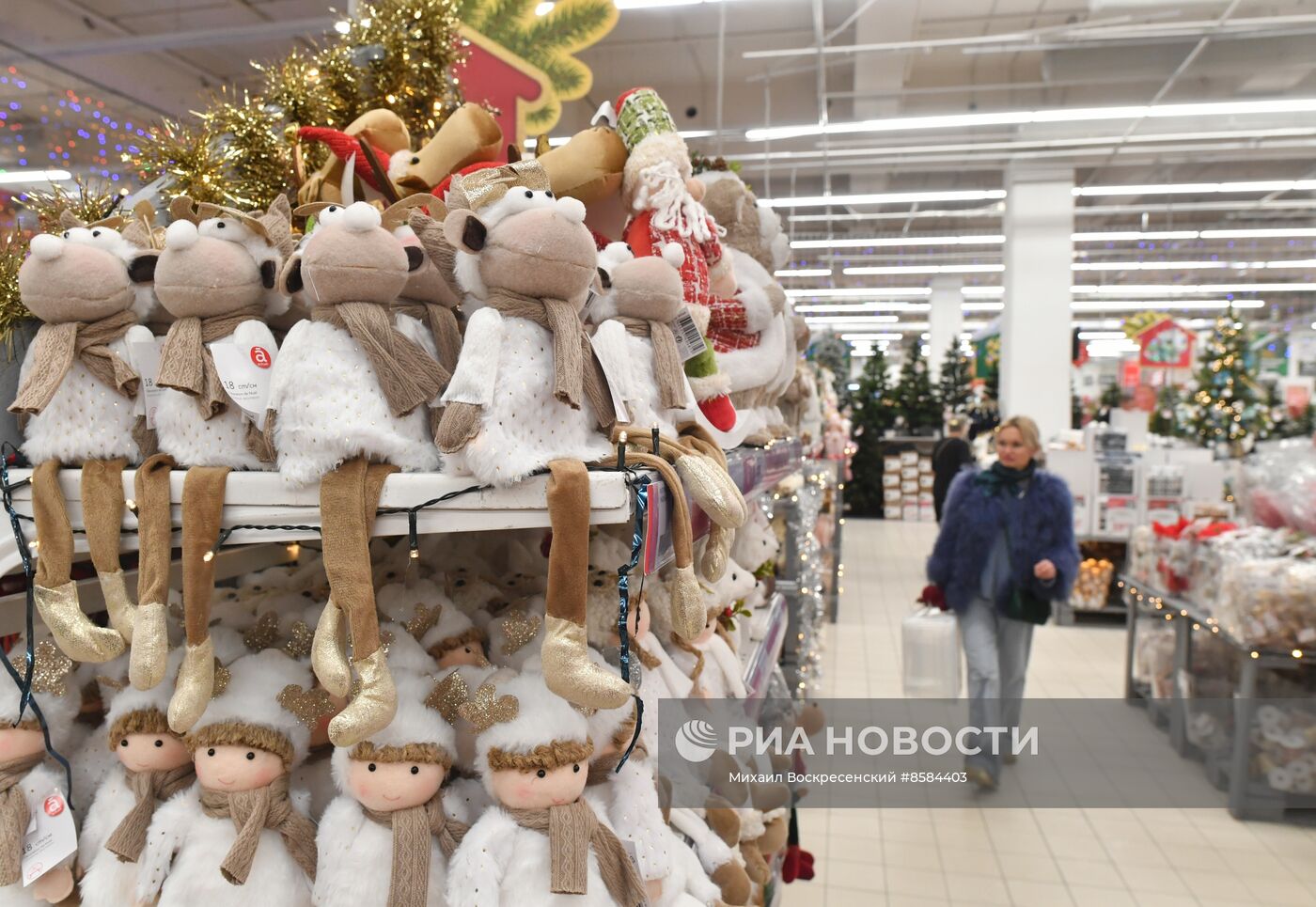 Продажа новогодней продукции в гипермаркете "Ашан"