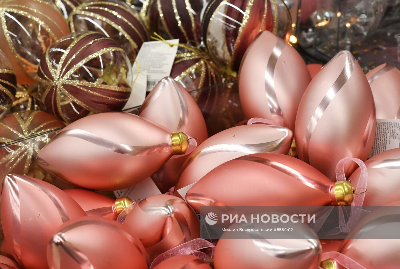 Продажа новогодней продукции в гипермаркете "Ашан"