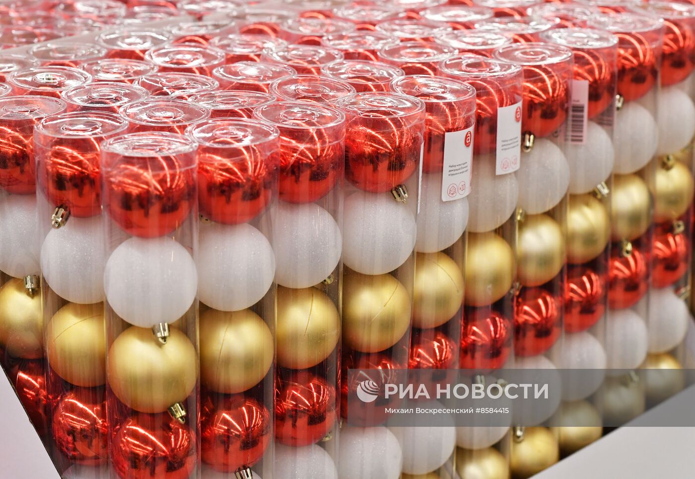 Продажа новогодней продукции в гипермаркете "Ашан"