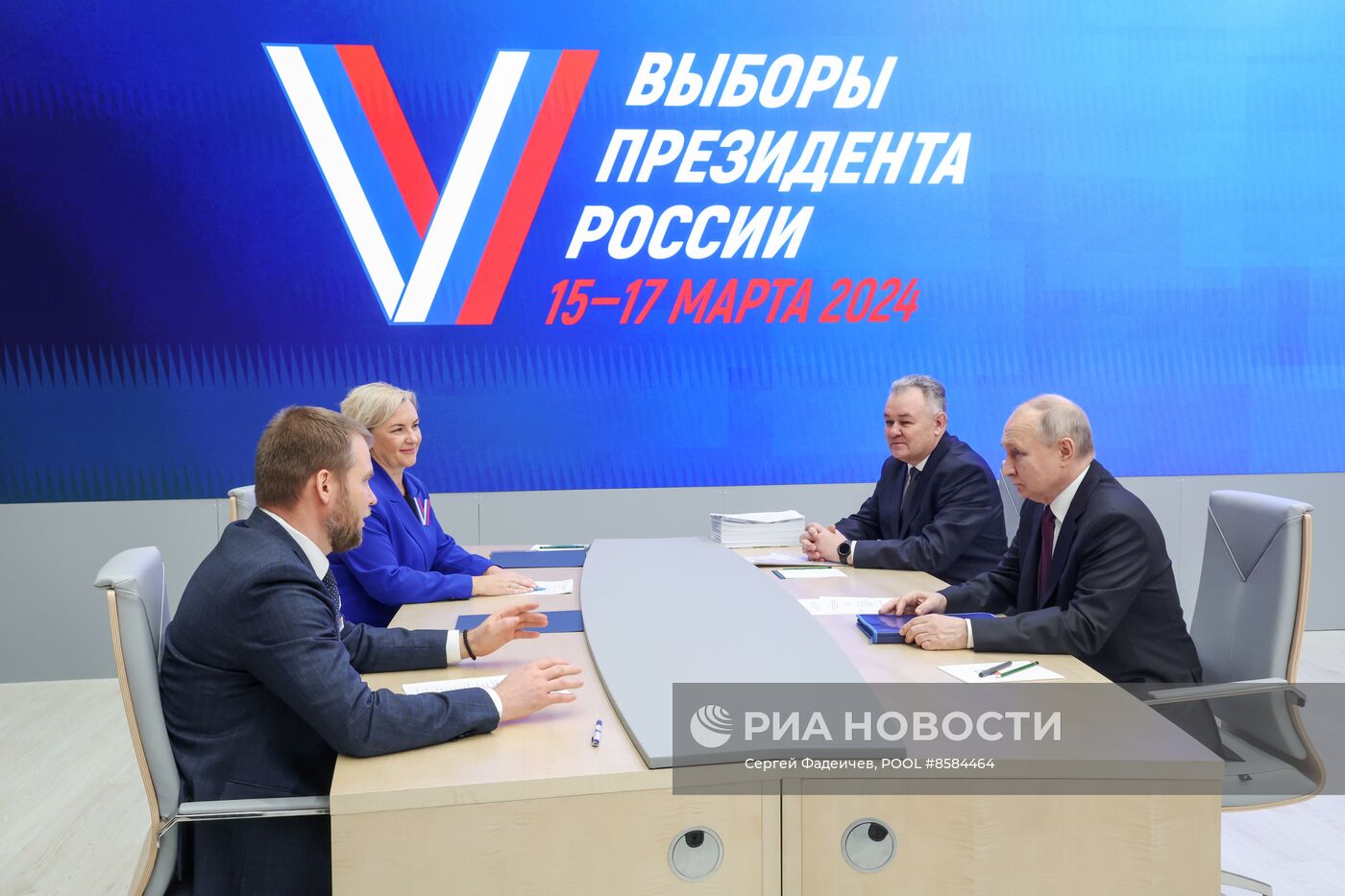 Президент РФ В. Путин подал документы для регистрации кандидатом на пост президента РФ