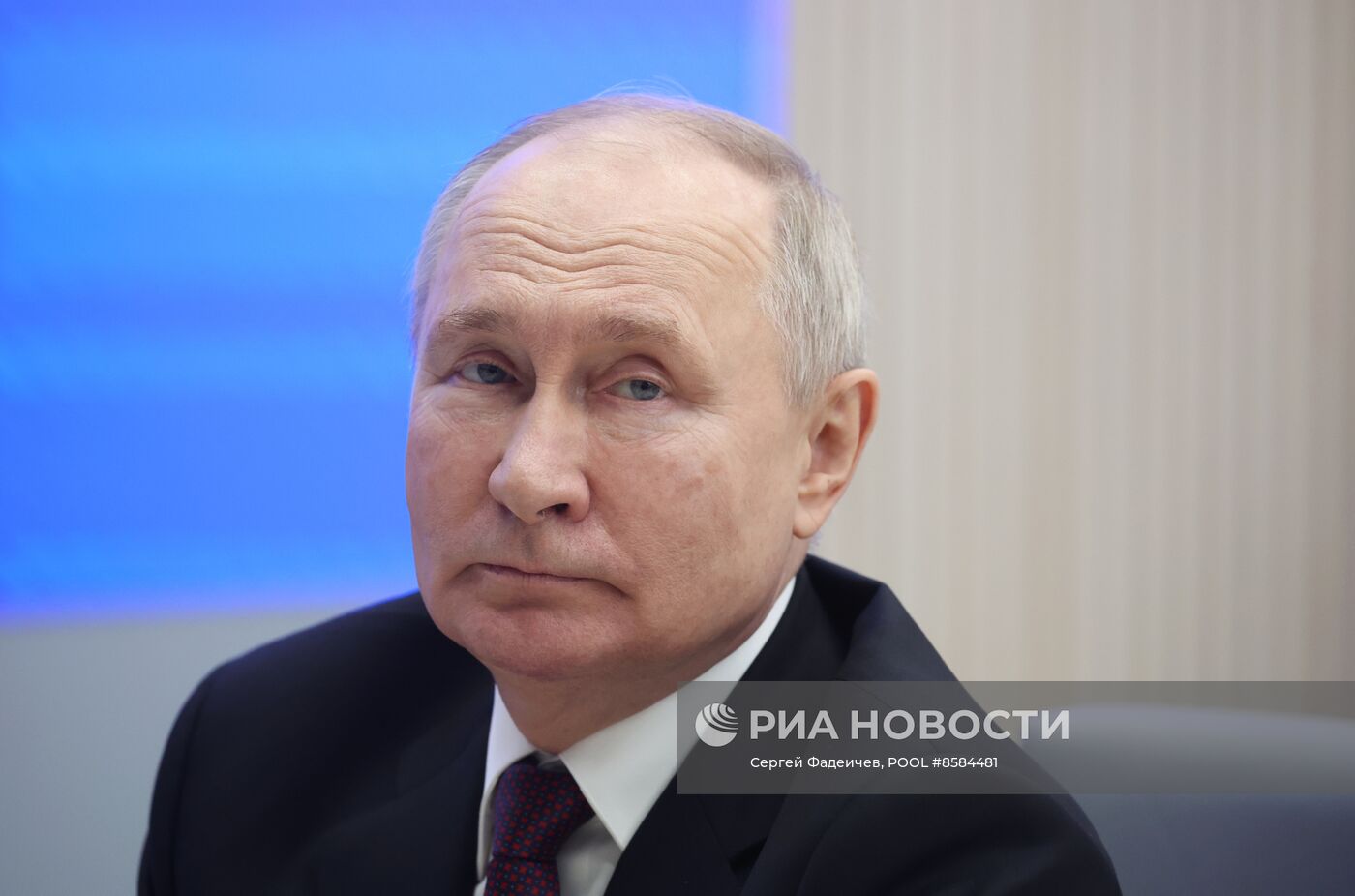 Президент РФ В. Путин подал документы для регистрации кандидатом на пост президента РФ