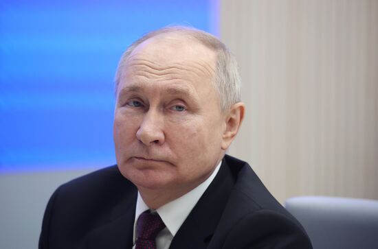 Президент РФ В. Путин подал документы для регистрации кандидатом на пост президента РФ