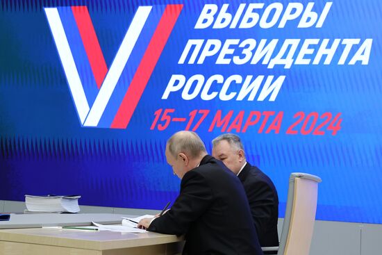 Президент РФ В. Путин подал документы для регистрации кандидатом на пост президента РФ