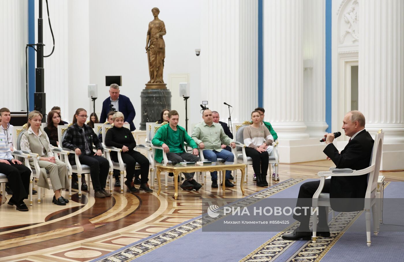 Президент РФ В. Путин встретился с победителями Всероссийского чемпионата "Профессионалы"