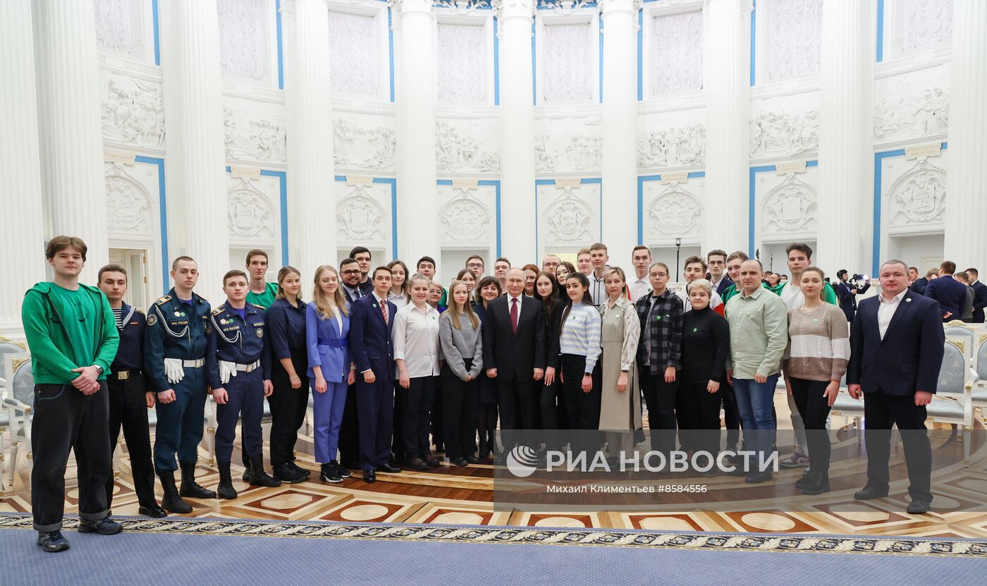Президент РФ В. Путин встретился с победителями Всероссийского чемпионата "Профессионалы"