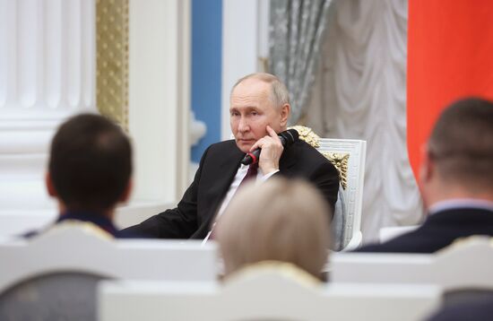Президент РФ В. Путин встретился с победителями Всероссийского чемпионата "Профессионалы"