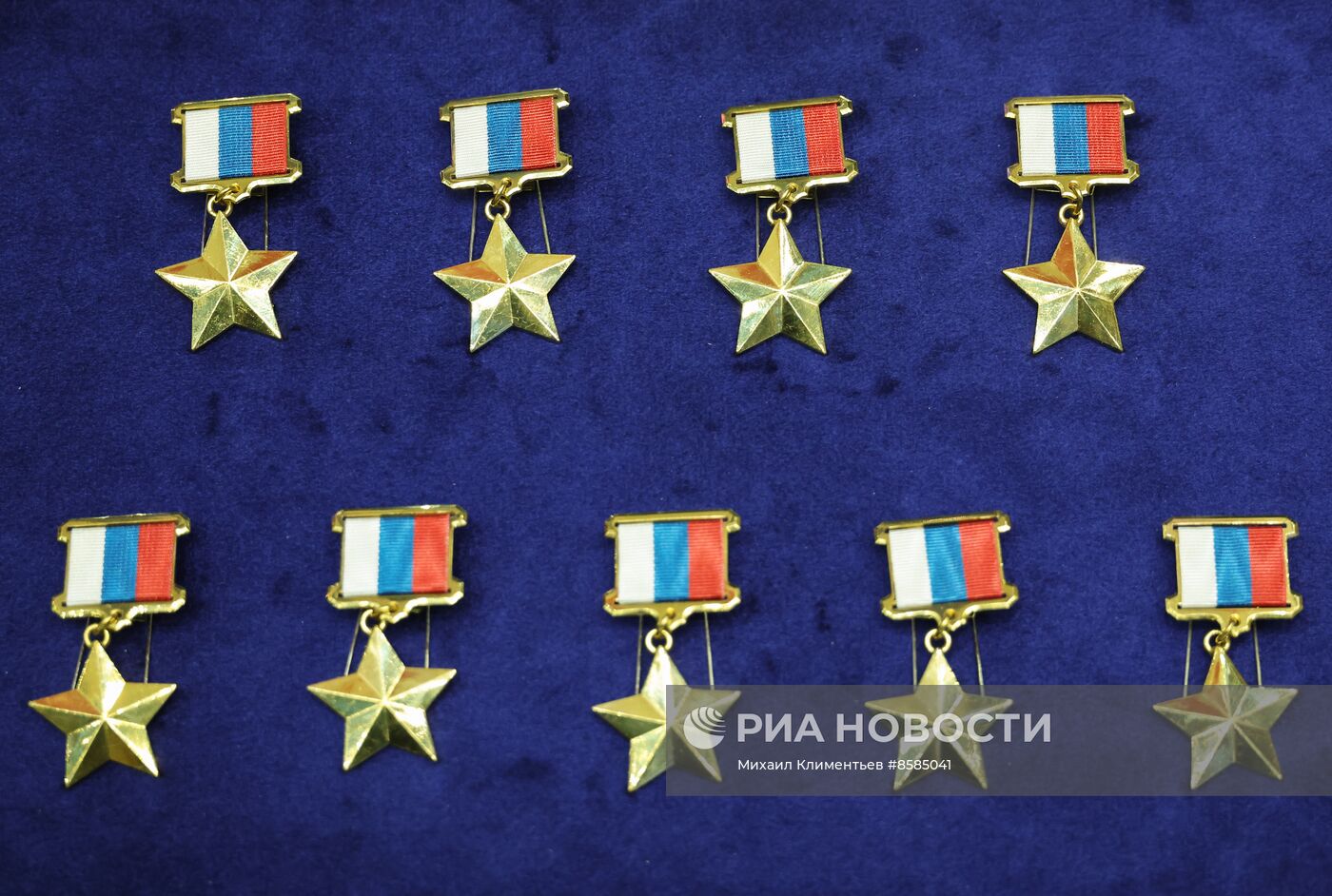 Президент РФ В. Путин вручил медали "Золотая Звезда" Героям России