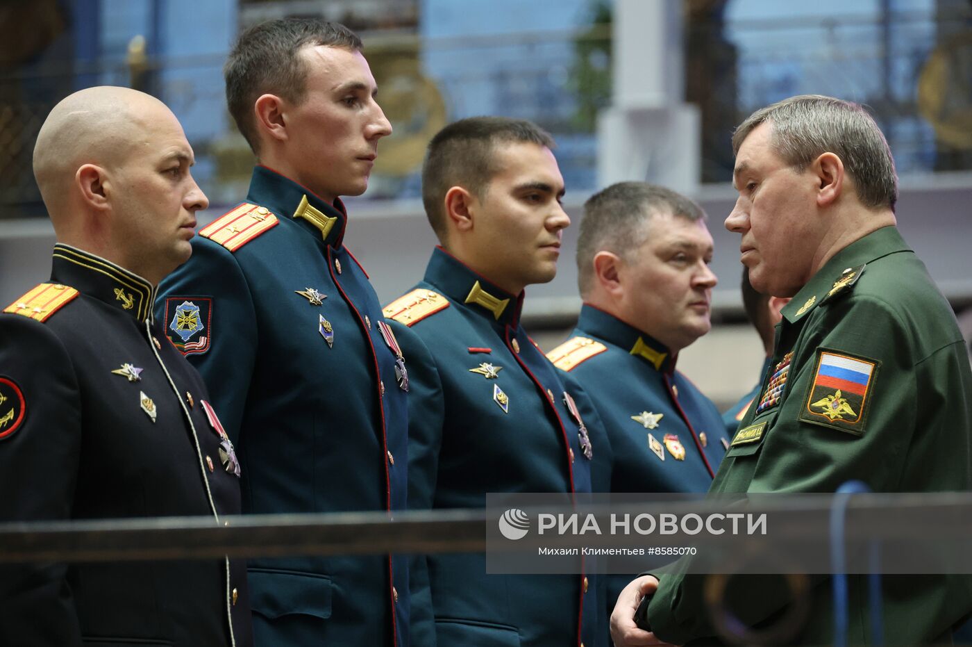 Президент РФ В. Путин вручил медали "Золотая Звезда" Героям России