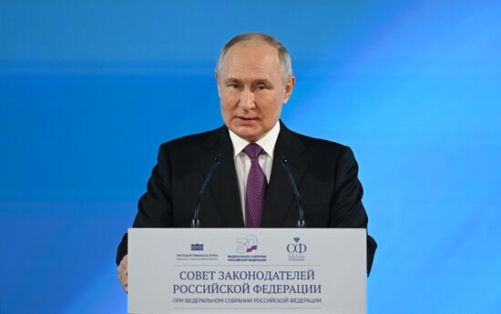 Президент РФ В. Путин принял участие в заседании Совета законодателей РФ