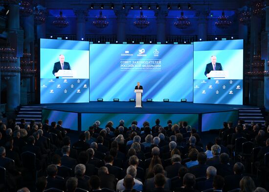 Президент РФ В. Путин принял участие в заседании Совета законодателей РФ