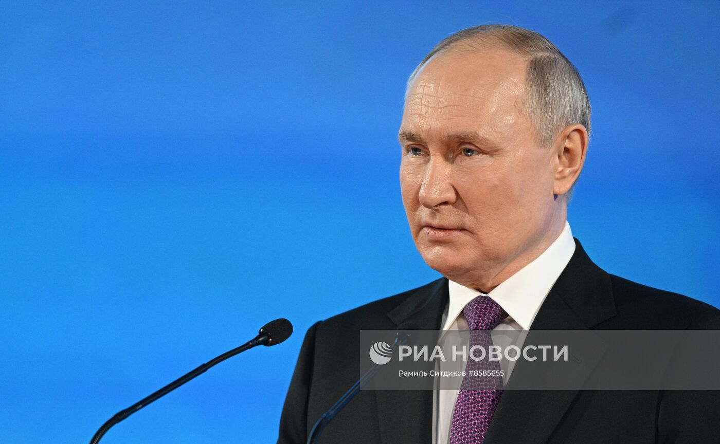 Президент РФ В. Путин принял участие в заседании Совета законодателей РФ