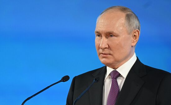 Президент РФ В. Путин принял участие в заседании Совета законодателей РФ