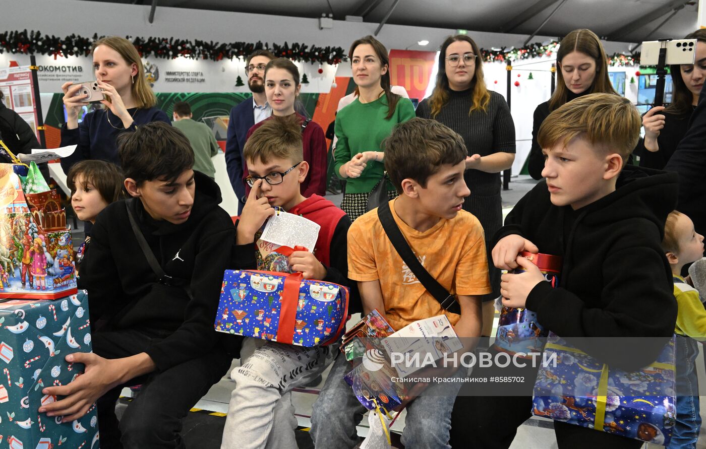 Выставка "Россия". Поздравление с Новым годом и вручение подарков воспитанникам детского приюта "Счастье дарить счастье"