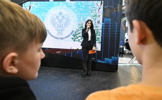 Выставка "Россия". Поздравление с Новым годом и вручение подарков воспитанникам детского приюта "Счастье дарить счастье"