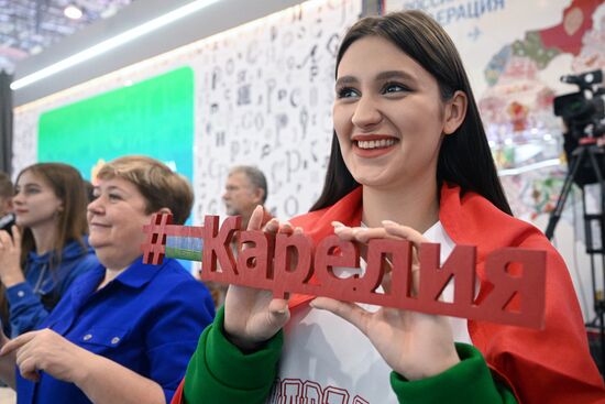 Международная выставка-форум "Россия"
Республика Карелия. День региона
Павильон №75
Место: Россия, Москва. Автор: Илья Питалев/РИА Новости. Выставка "Россия". Республика Карелия. День региона