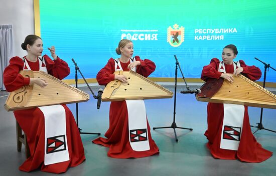 Международная выставка-форум "Россия"
Республика Карелия. День региона
Павильон №75
Место: Россия, Москва. Автор: Илья Питалев/РИА Новости. Выставка "Россия". Республика Карелия. День региона