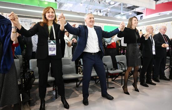 Международная выставка-форум "Россия"
Республика Карелия. День региона
В центре: Артур Парфенчиков, глава Республики Карелия
Справа на первом плане: Наталья Виртуозова, генеральный директор выставки достижений "Россия"
Павильон №75
Место: Россия, Москва. Автор: Илья Питалев/РИА Новости. Выставка "Россия". Республика Карелия. День региона