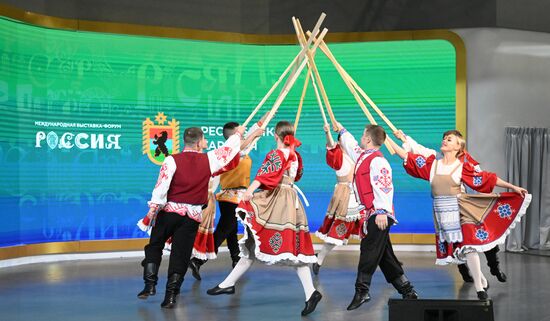 Международная выставка-форум "Россия"
Республика Карелия. День региона
Павильон №75
Место: Россия, Москва. Автор: Илья Питалев/РИА Новости. Выставка "Россия". Республика Карелия. День региона