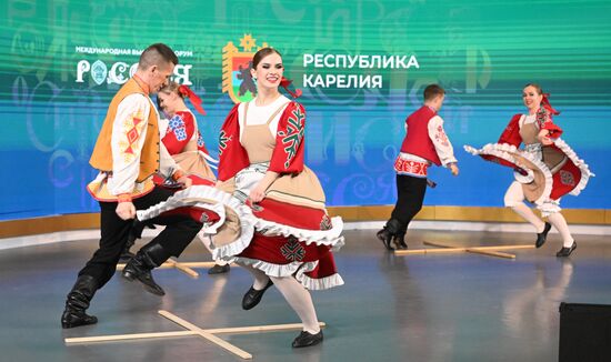 Международная выставка-форум "Россия"
Республика Карелия. День региона
Павильон №75
Место: Россия, Москва. Автор: Илья Питалев/РИА Новости. Выставка "Россия". Республика Карелия. День региона