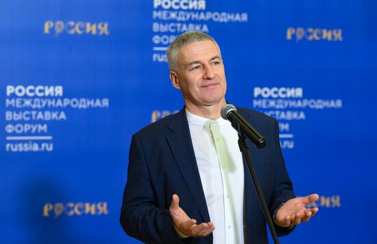 Международная выставка-форум "Россия"
Республика Карелия. День региона, пресс-подход
Артур Парфенчиков, глава Республики Карелия
Павильон №75
Место: Россия, Москва. Автор: Илья Питалев/РИА Новости. Выставка "Россия". Республика Карелия. День региона