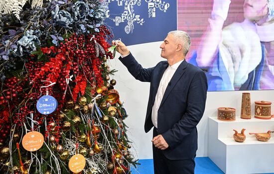 Международная выставка-форум "Россия"
Республика Карелия. День региона, участие в акции "Ёлка желаний"
Артур Парфенчиков, глава Республики Карелия
Павильон №75
Место: Россия, Москва. Автор: Илья Питалев/РИА Новости. Выставка "Россия". Республика Карелия. День региона