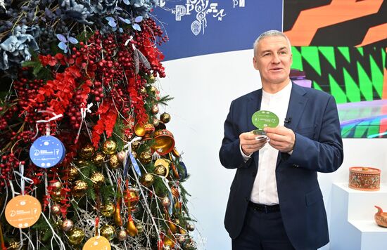 Международная выставка-форум "Россия"
Республика Карелия. День региона, участие в акции "Ёлка желаний"
Артур Парфенчиков, глава Республики Карелия
Павильон №75
Место: Россия, Москва. Автор: Илья Питалев/РИА Новости. Выставка "Россия". Республика Карелия. День региона