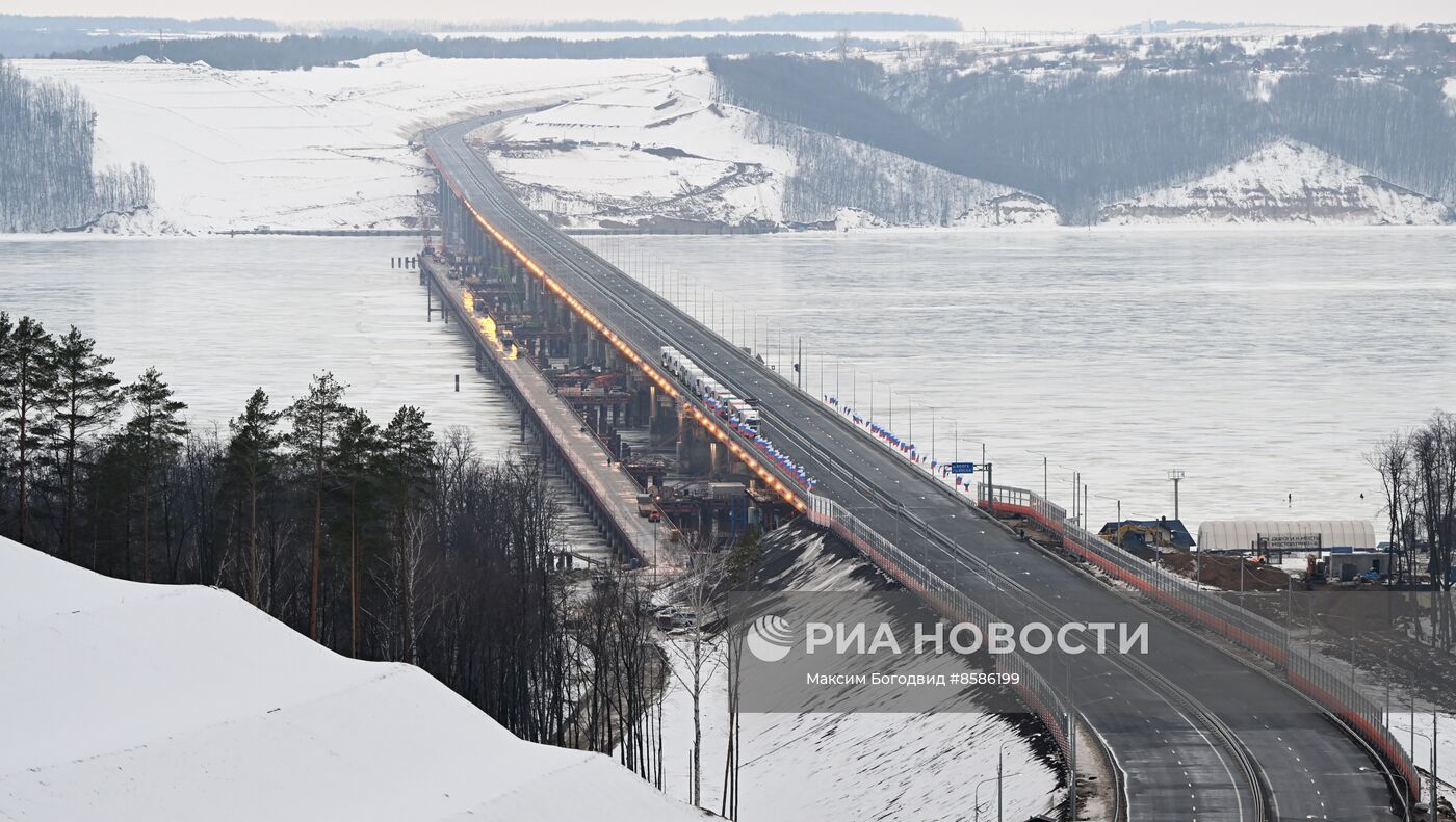 Президент РФ В. Путин принял участие в церемонии открытия автомобильной дороги М-12 "Восток" до Казани