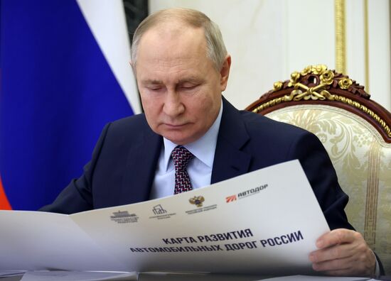 Президент РФ В. Путин открыл движение по трассе М-12 "Восток" до Казани