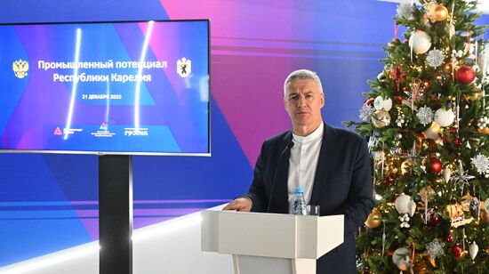 Международная выставка-форум "Россия"
Республика Карелия. День региона. Презентация промышленного потенциала Республики Карелия
Артур Парфенчиков, глава Республики Карелия
Павильон №75
Место: Россия, Москва. Автор: Илья Питалев/РИА Новости. Выставка "Россия". Республика Карелия. День региона