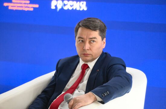 Международная выставка-форум "Россия"
Республика Карелия. День региона. Презентация промышленного потенциала Республики Карелия
Денис Гурков, министр промышленности и торговли Республики Карелия
Павильон №75
Место: Россия, Москва. Автор: Илья Питалев/РИА Новости. Выставка "Россия". Республика Карелия. День региона