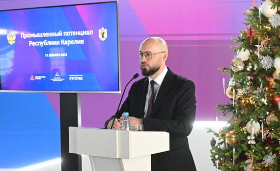 Международная выставка-форум "Россия"
Республика Карелия. День региона. Презентация промышленного потенциала Республики Карелия
Дмитрий Крохмалев, начальник Управления по взаимодействию с государственными органами и регионами АО "Атомэнергомаш"
Павильон №75
Место: Россия, Москва. Автор: Илья Питалев/РИА Новости. Выставка "Россия". Республика Карелия. День региона