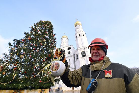 Украшение главной новогодней ели страны на Соборной площади Кремля 