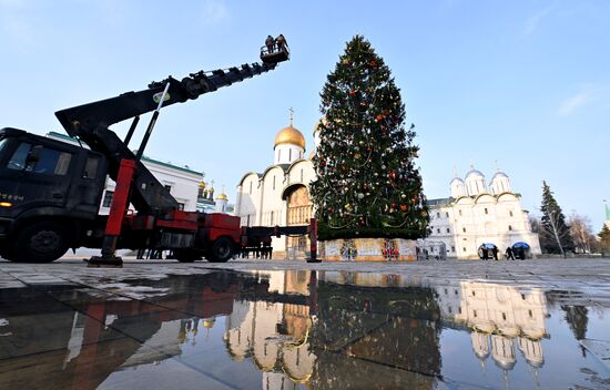 Украшение главной новогодней ели страны на Соборной площади Кремля 