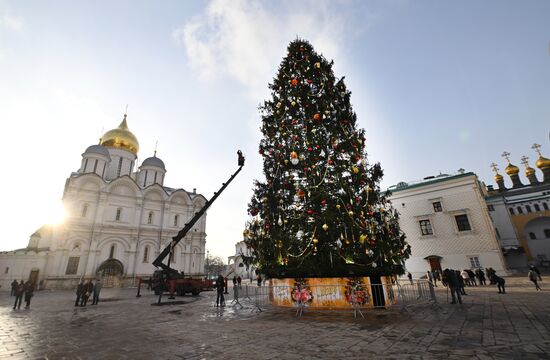 Украшение главной новогодней ели страны на Соборной площади Кремля 