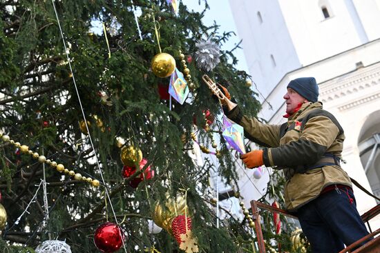 Украшение главной новогодней ели страны на Соборной площади Кремля 