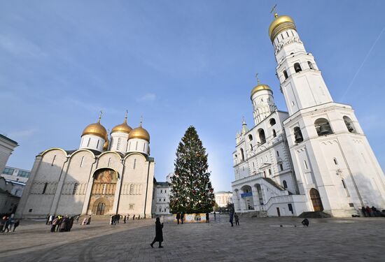 Украшение главной новогодней ели страны на Соборной площади Кремля 