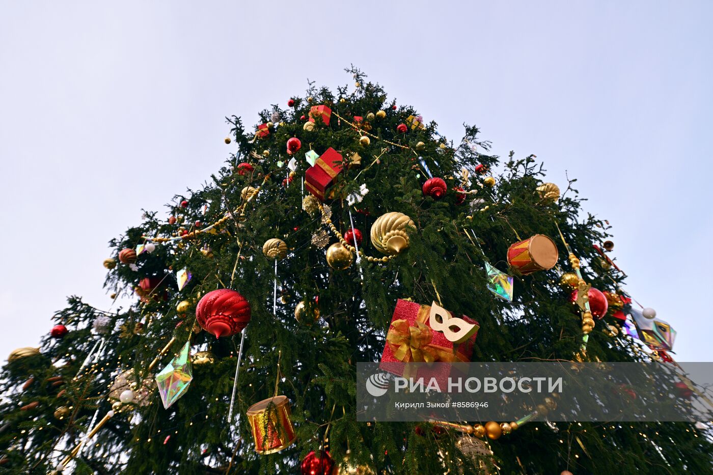 Украшение главной новогодней ели страны на Соборной площади Кремля 