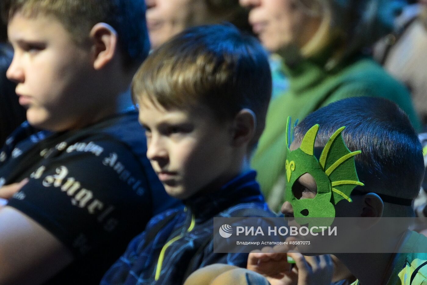 Выставка "Россия". "Мастерская чудес" - новогодние елки для детей участников СВО