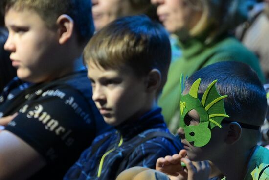 Международная выставка-форум "Россия"
"Мастерская чудес" - новогодние елки для детей участников СВО, павильон №75
Место: Россия, Москва. Автор: Владимир Астапкович/РИА Новости. Выставка "Россия". "Мастерская чудес" - новогодние елки для детей участников СВО