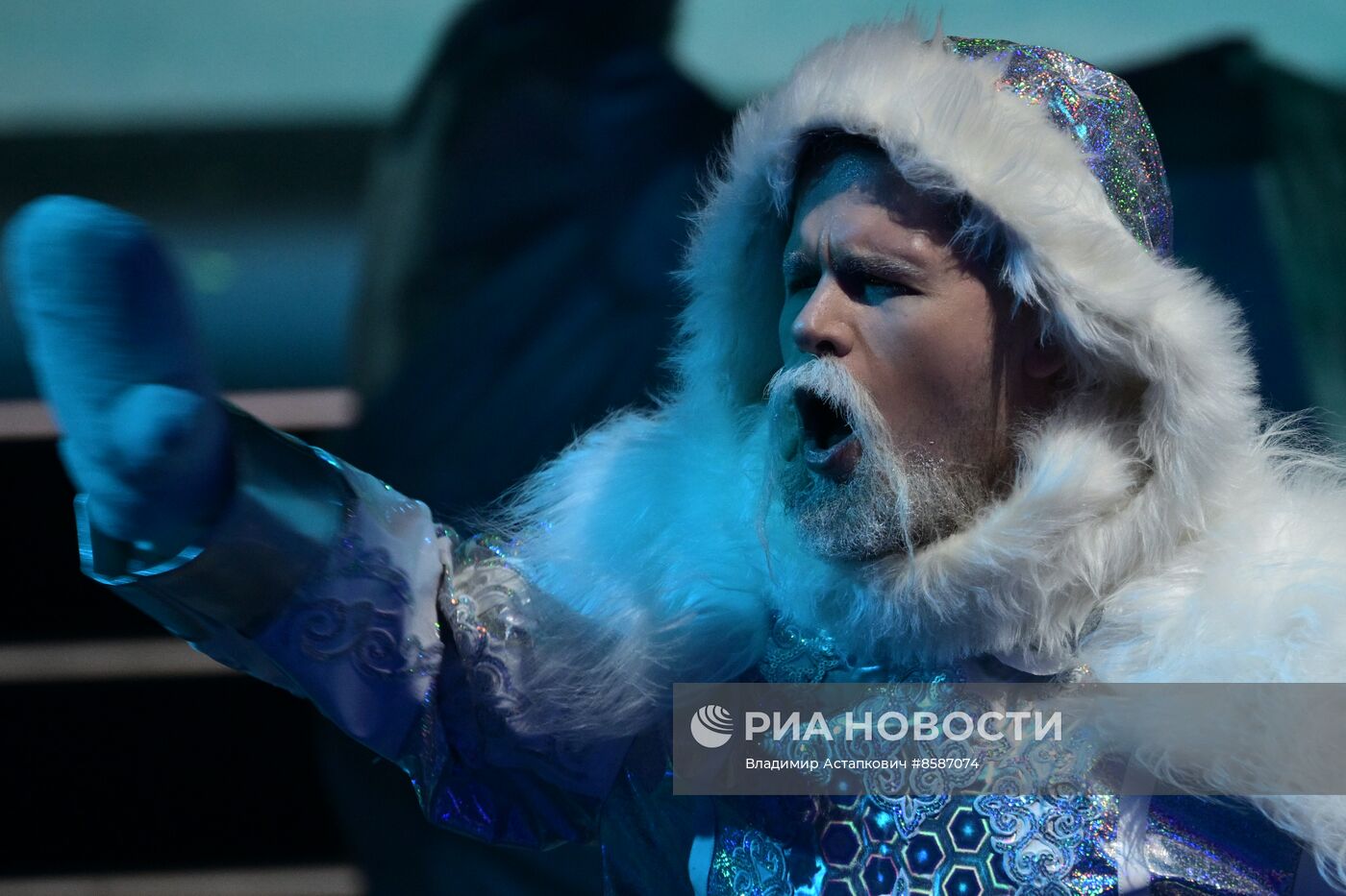 Выставка "Россия". "Мастерская чудес" - новогодние елки для детей участников СВО