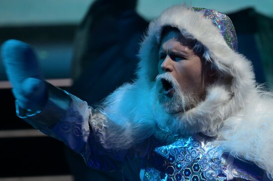 Международная выставка-форум "Россия"
"Мастерская чудес" - новогодние елки для детей участников СВО, павильон №75
Место: Россия, Москва. Автор: Владимир Астапкович/РИА Новости. Выставка "Россия". "Мастерская чудес" - новогодние елки для детей участников СВО