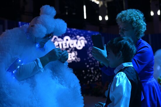 Международная выставка-форум "Россия"
"Мастерская чудес" - новогодние елки для детей участников СВО, павильон №75
Место: Россия, Москва. Автор: Владимир Астапкович/РИА Новости. Выставка "Россия". "Мастерская чудес" - новогодние елки для детей участников СВО